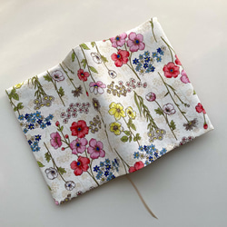 【文庫サイズ】フェミニンな野花柄のブックカバー 1枚目の画像