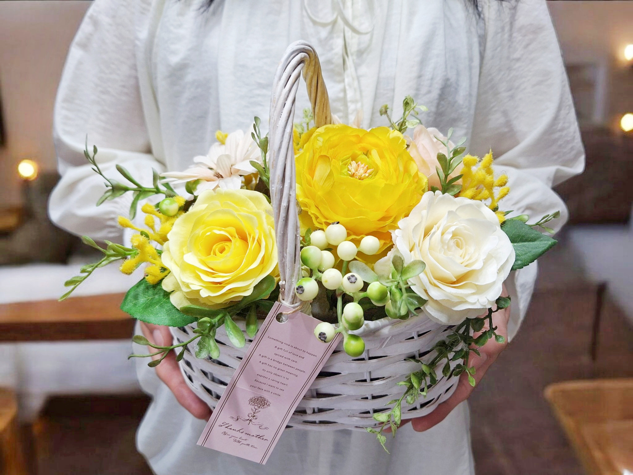 ラナンキュラス•バラ•ミモザのビタミンカラーのバスケットアレンジメント/アートフラワー/送別ギフト/ラッピング無料 5,740円