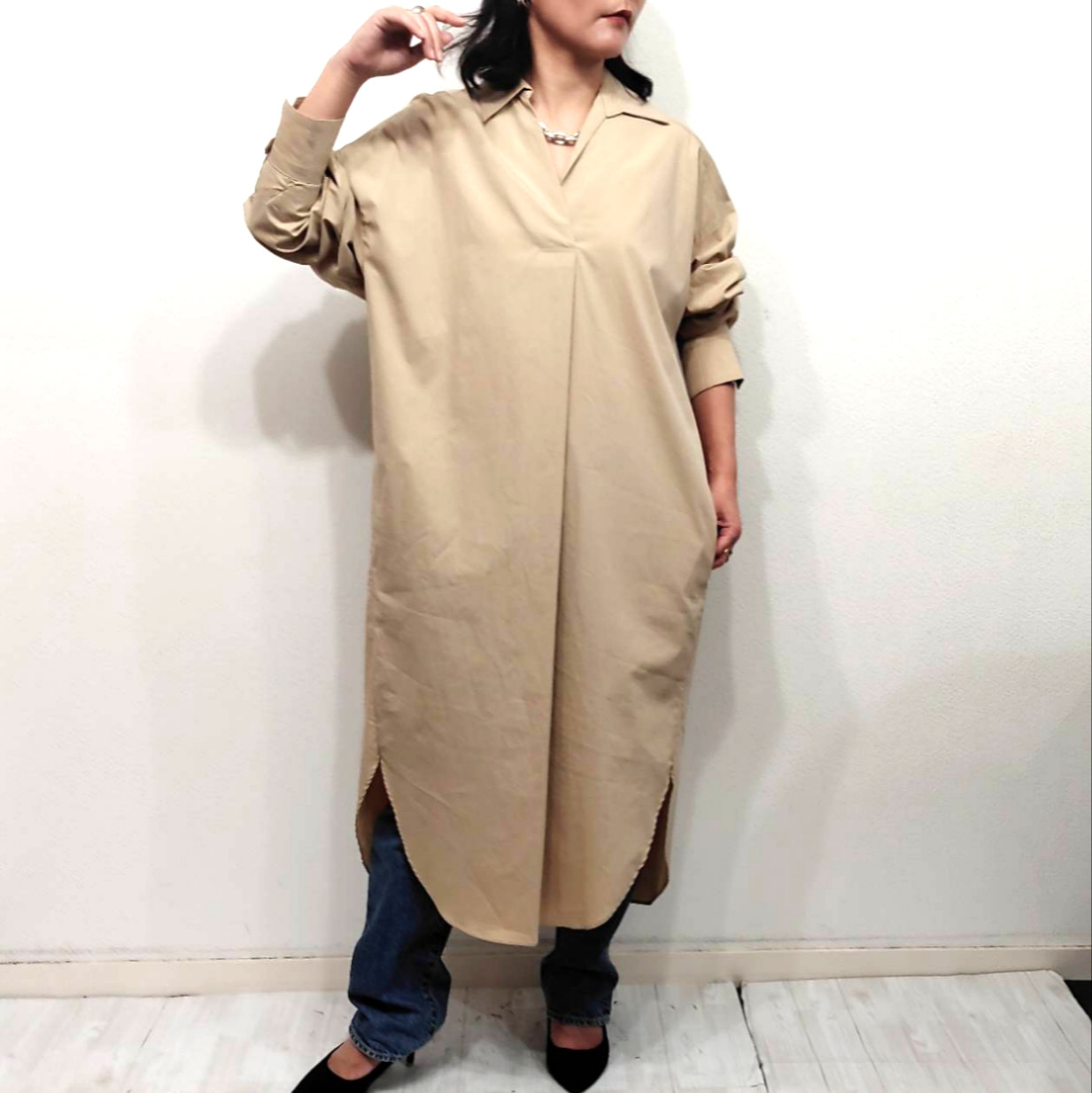 【人気の後ろ開きスキッパーシャツワンピース】秋服　イージーケア　体型カバー　ベージュ　日本製