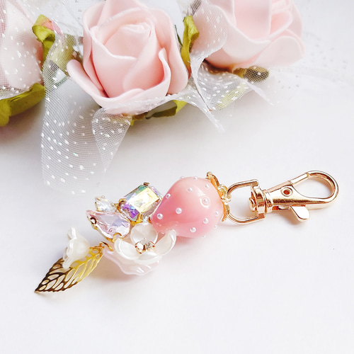 送料無料 ピンクいちごの花畑キーホルダー アクセサリー レジン