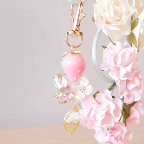 送料無料 ピンクいちごの花畑キーホルダー アクセサリー レジン