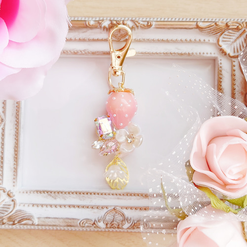 送料無料 ピンクいちごの花畑キーホルダー アクセサリー レジン