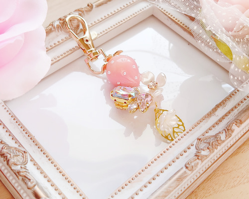 送料無料 ピンクいちごの花畑キーホルダー アクセサリー レジン