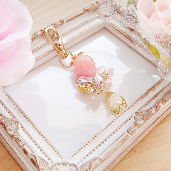 送料無料 ピンクいちごの花畑キーホルダー アクセサリー レジン