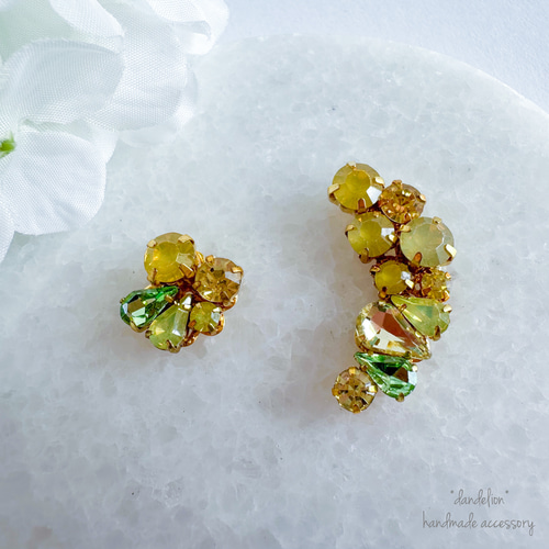 ハンドメイド お花とカラフルビジュー ♡ ピアス風 ビジュー イヤーカフ ♡ ハンドメイド お花とカラフルビジュー ♡ ピアス風 ビジュー