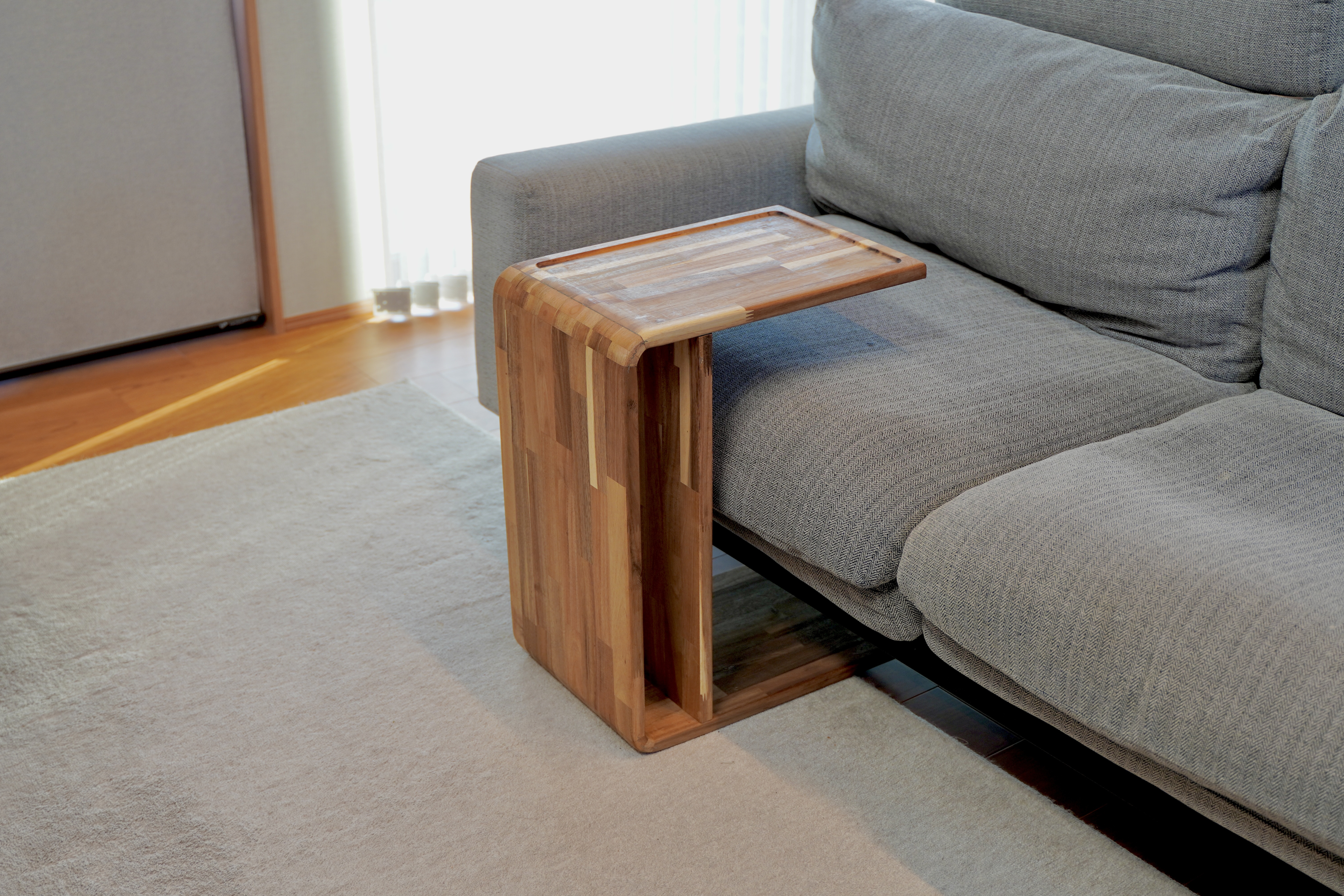 アカシア独特の色合いや木目が美しいトレーの様なサイドテーブル、コーヒーテーブル