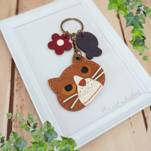 コインが入る☆茶白猫 ハチワレ猫 レザーチャーム バッグ