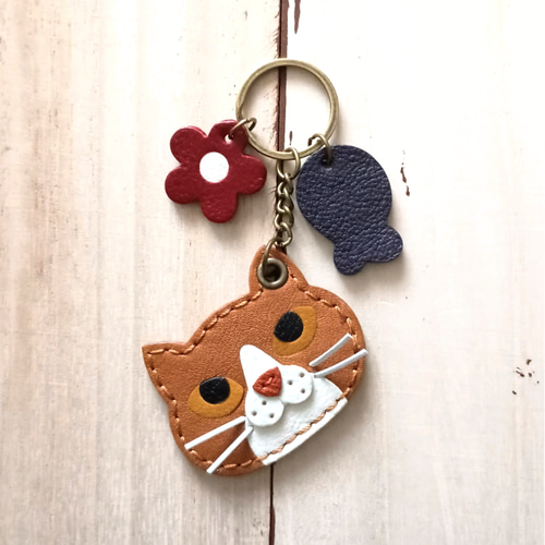 コインが入る☆茶白猫 ハチワレ猫 レザーチャーム バッグチャーム