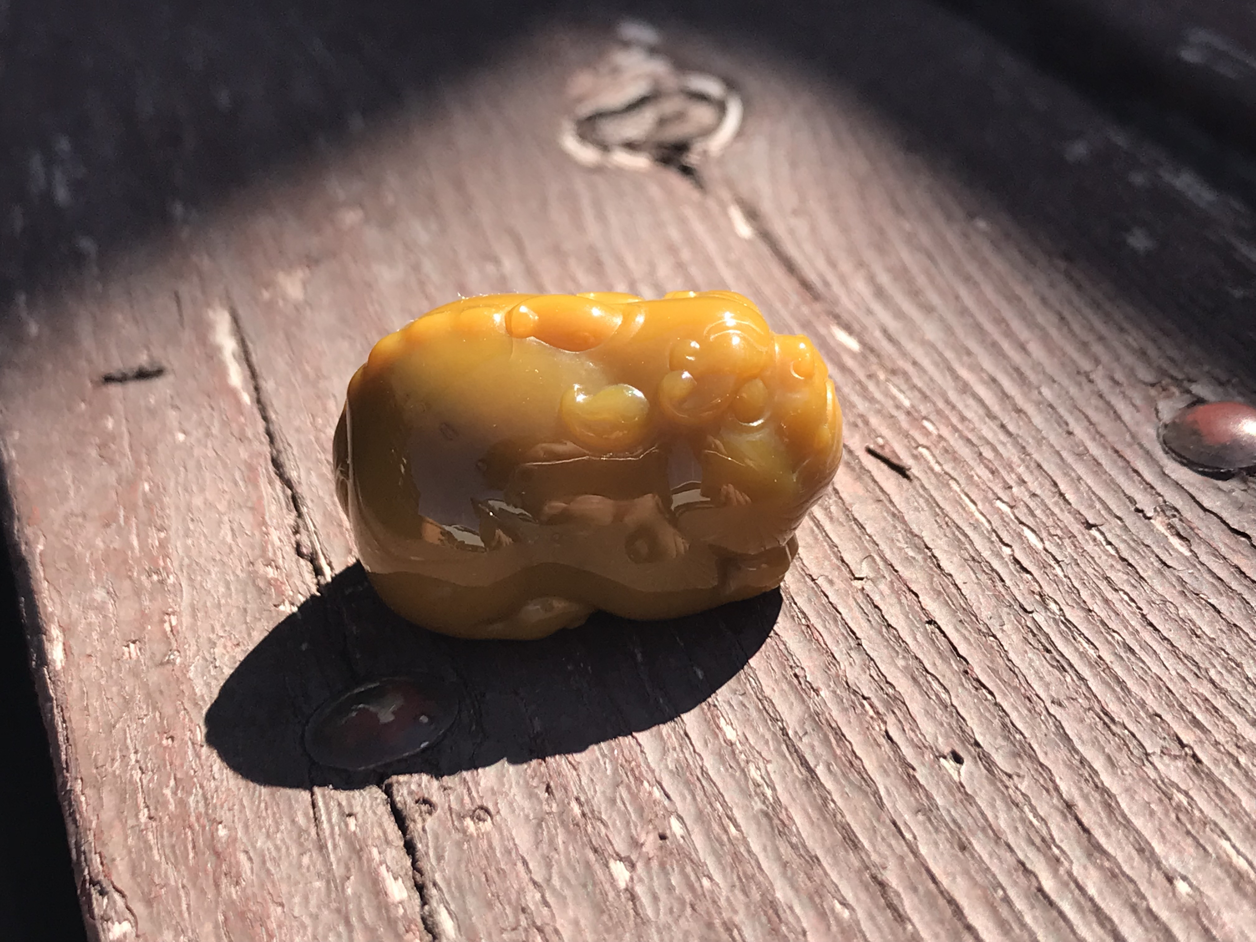 ゴビ石−1352 ゴビ瑪瑙　鶏油黄　彫刻　『貔貅』　訳あり