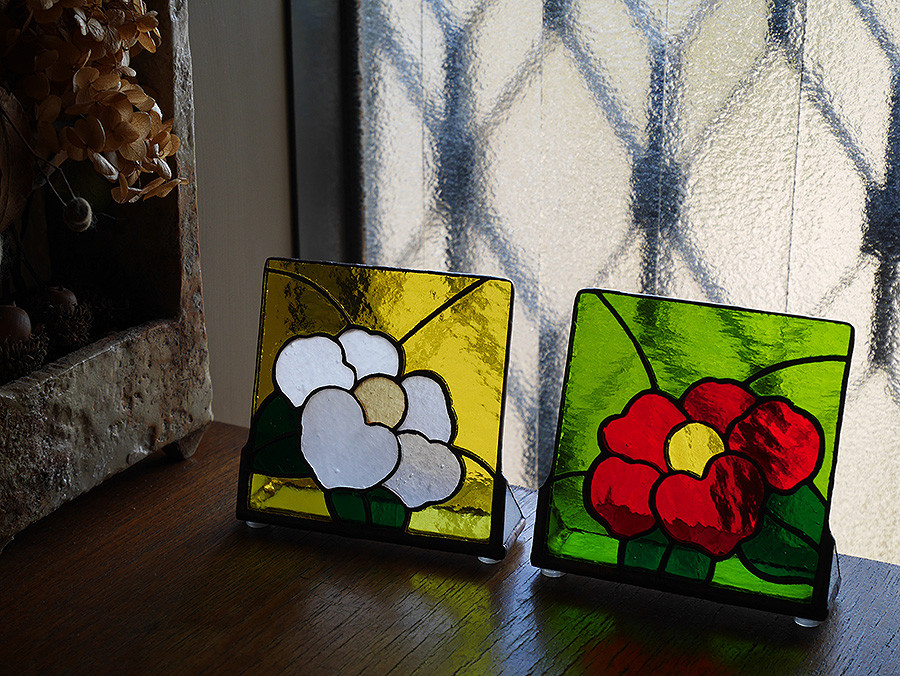 ステンドグラス　椿モチーフのパネル ステンドグラス 椿モチーフのパネル(スタンド付) - メルカリ