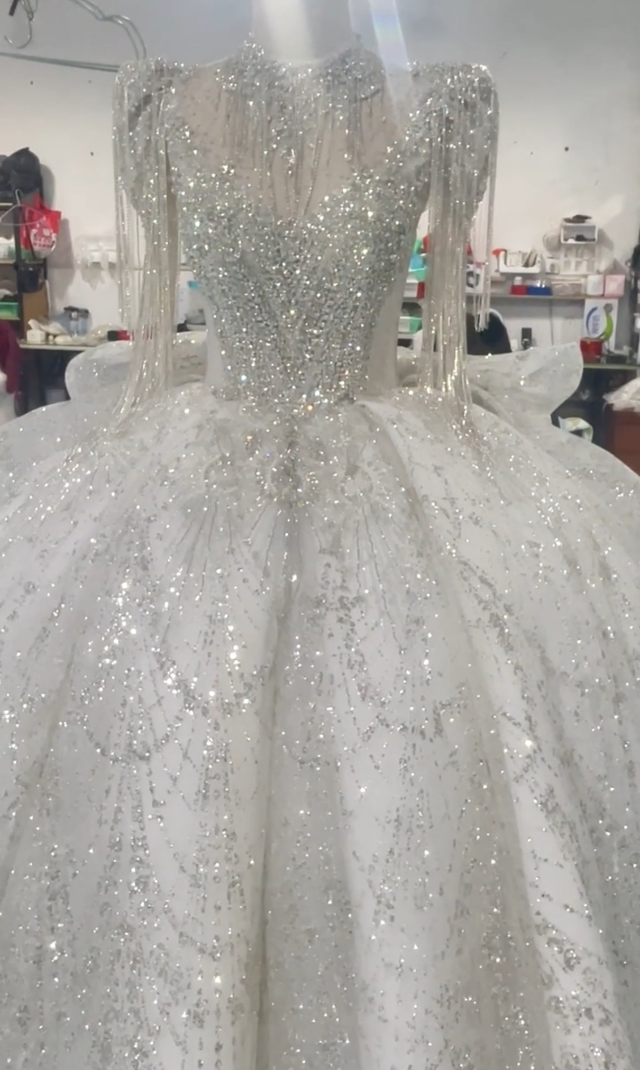 送料無料　王道派女王派　豪華なウェディングドレス　サイズオーダー可能　優雅　ラメ入り　エレガント　素材感ブライダル前撮り