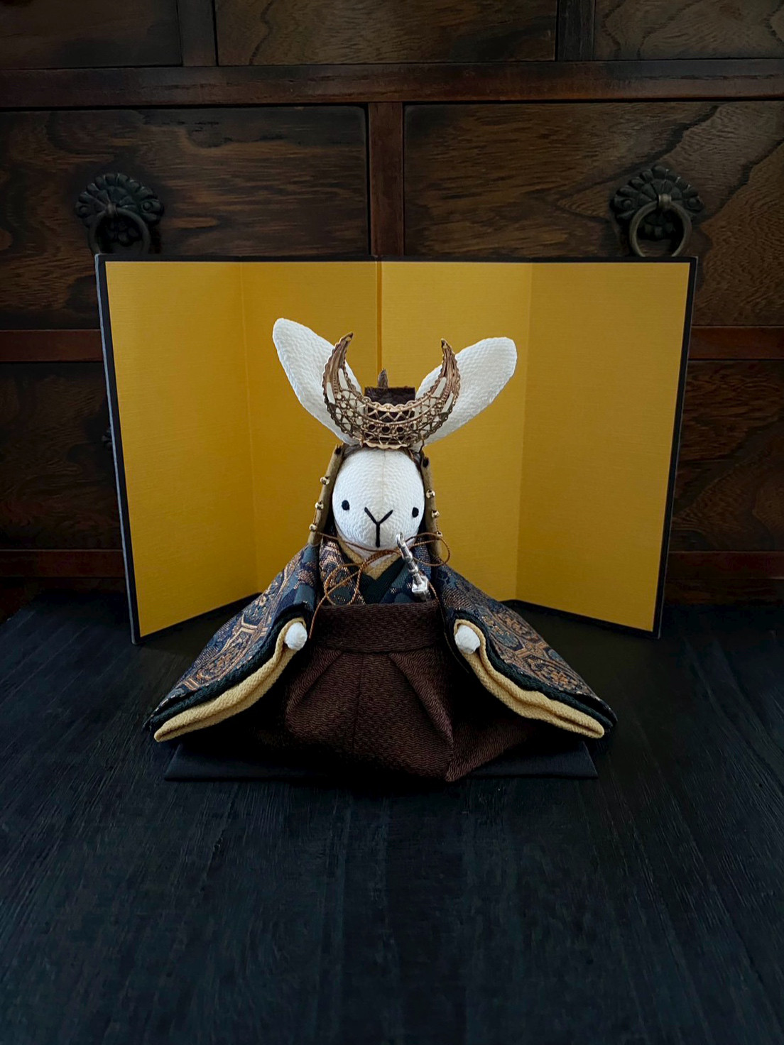 大きなサイズ　豪華な金襴生地のお着物のうさぎの五月人形　(五月人形　兜　端午の節句　子供の日)