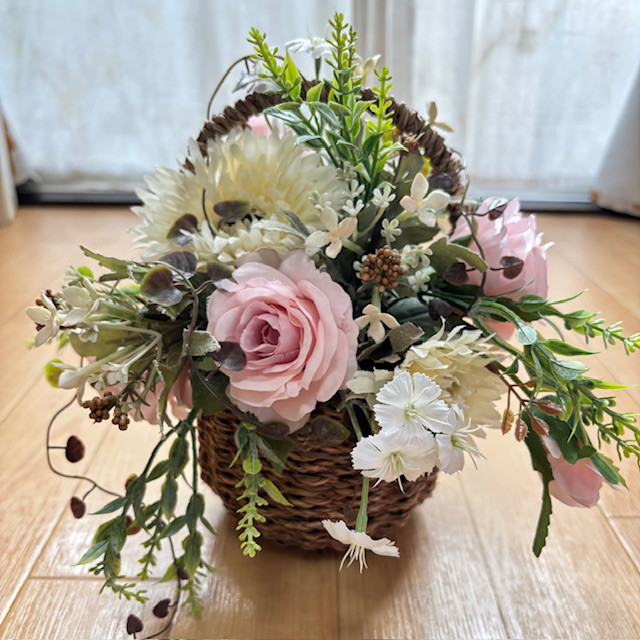 バスケット　バラ・ガーベラアレンジメント　母の日に　造花