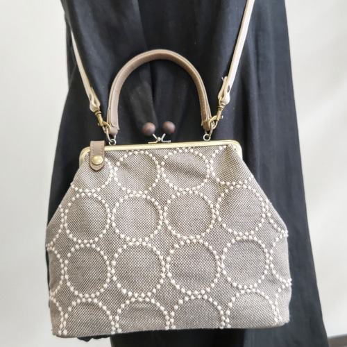 ミナペルホネン/tambourine/タンバリン ベージュ/牛革グレージュ木玉