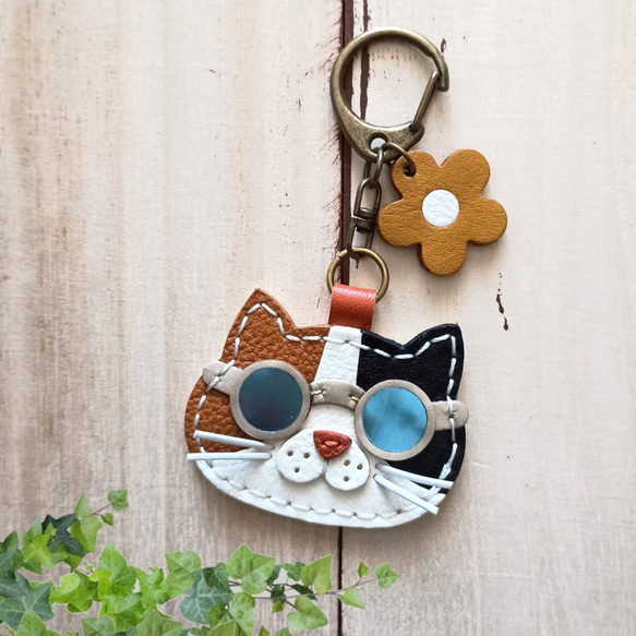 サングラス猫のレザーチャーム キーホルダー 三毛猫 バッグチャーム &c