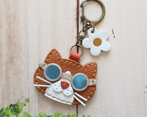 サングラス猫のレザーチャーム キーホルダー 茶白猫 ハチワレ猫 バッグ