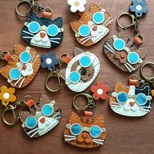 サングラス猫のレザーチャーム キーホルダー 茶白猫 ハチワレ猫 バッグ