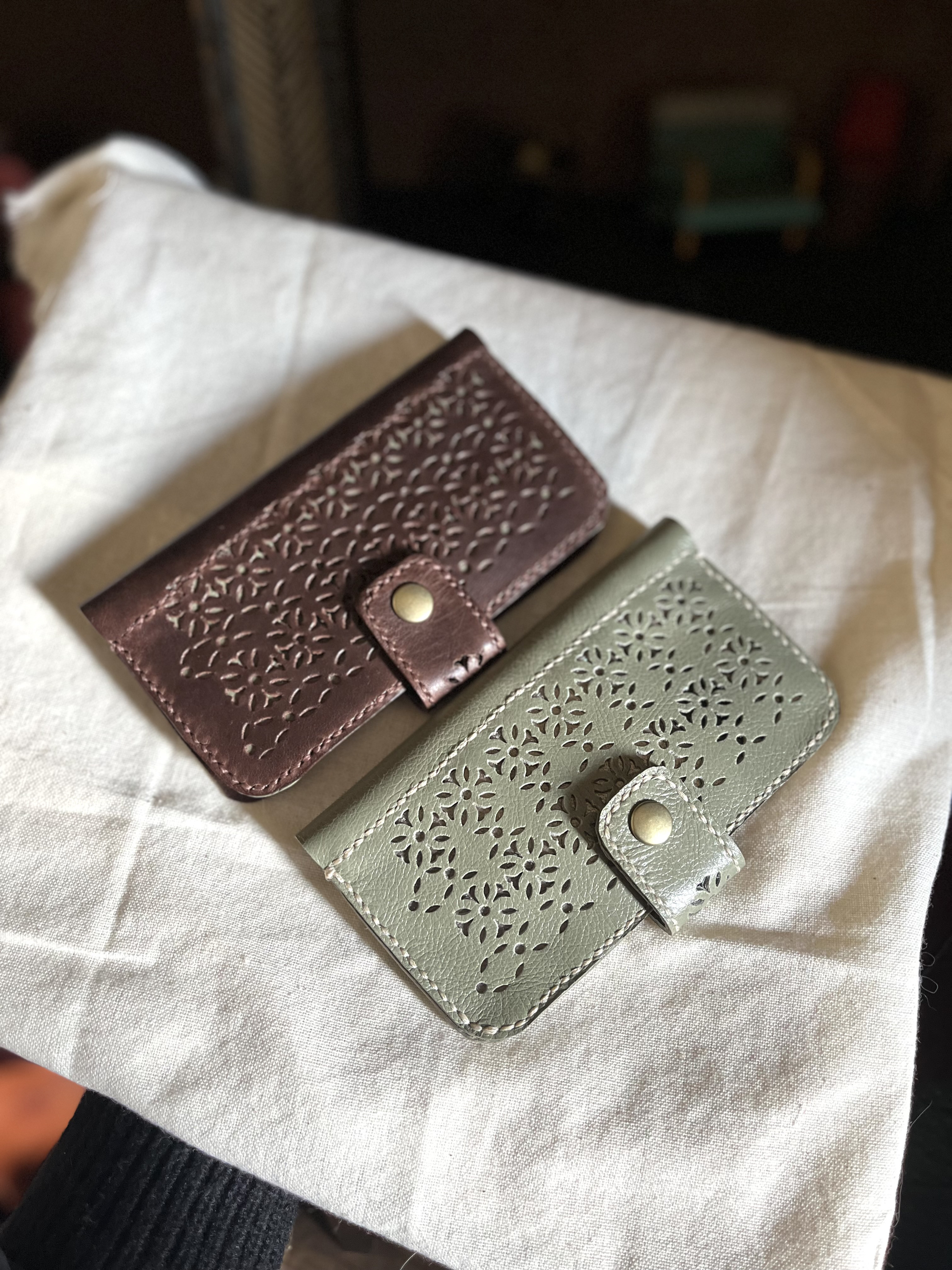 色が選べる　レース柄の手帳型スマホケース　iPhoneケース　Android対応