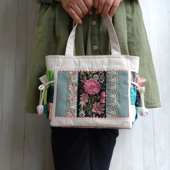 春夏のトートバッグ（生成＆グレー）★グリーン系パッチワークと刺繍リボン★【Creema限定2025】残り1点B 18枚目の画像