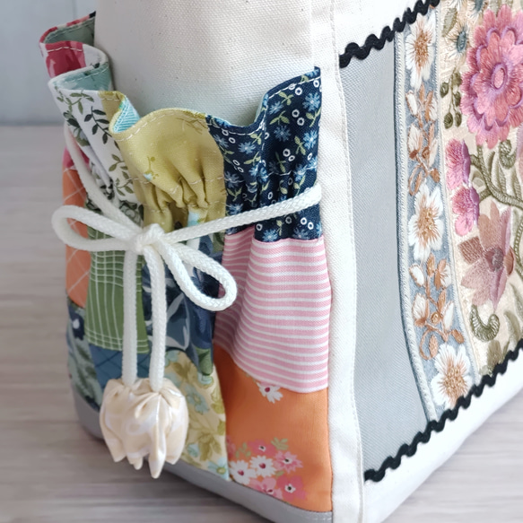 春夏のトートバッグ（生成＆グレー）★グリーン系パッチワークと刺繍リボン★【Creema限定2025】残り1点B 14枚目の画像