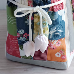 春夏のトートバッグ（生成＆グレー）★グリーン系パッチワークと刺繍リボン★【Creema限定2025】残り1点B 6枚目の画像