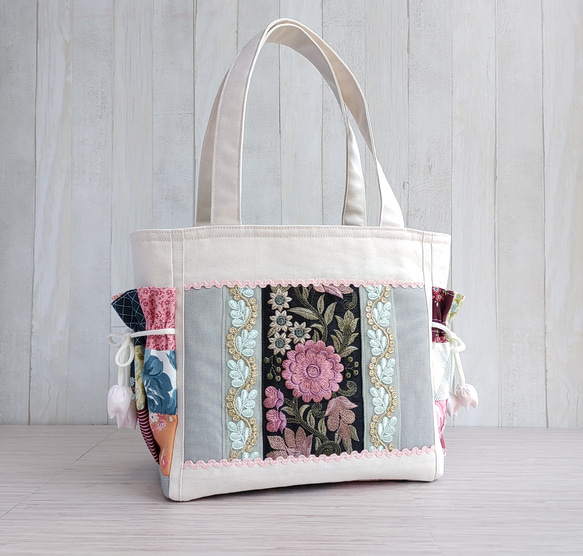 春夏のトートバッグ（生成＆グレー）★グリーン系パッチワークと刺繍リボン★【Creema限定2025】残り1点B 4枚目の画像