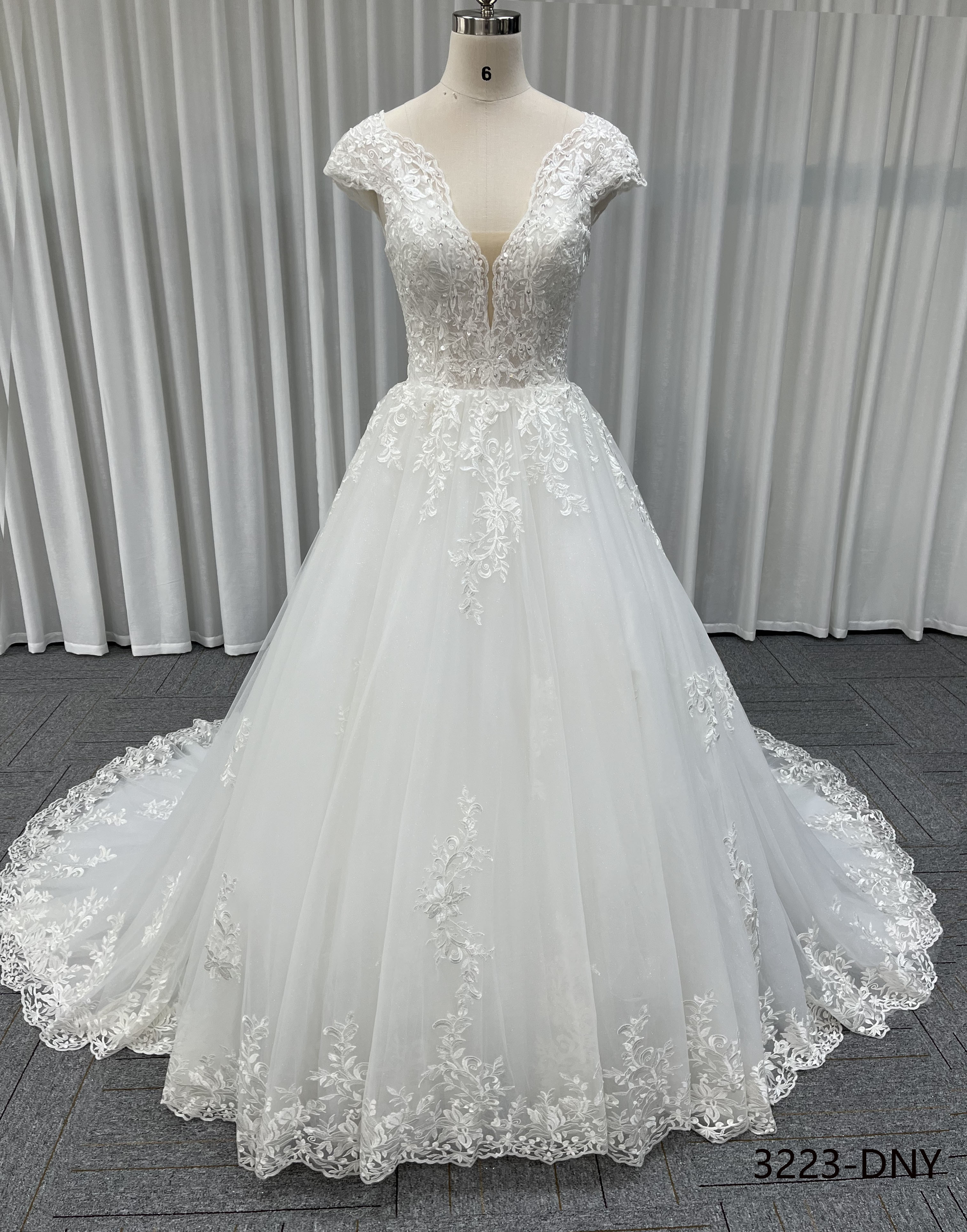 華やかな引裾　袖無し　流れる透け花レース　フレンチスリーブ　白いウェディングドレス　編みあげ　ブライダル　優雅お呼ばれ