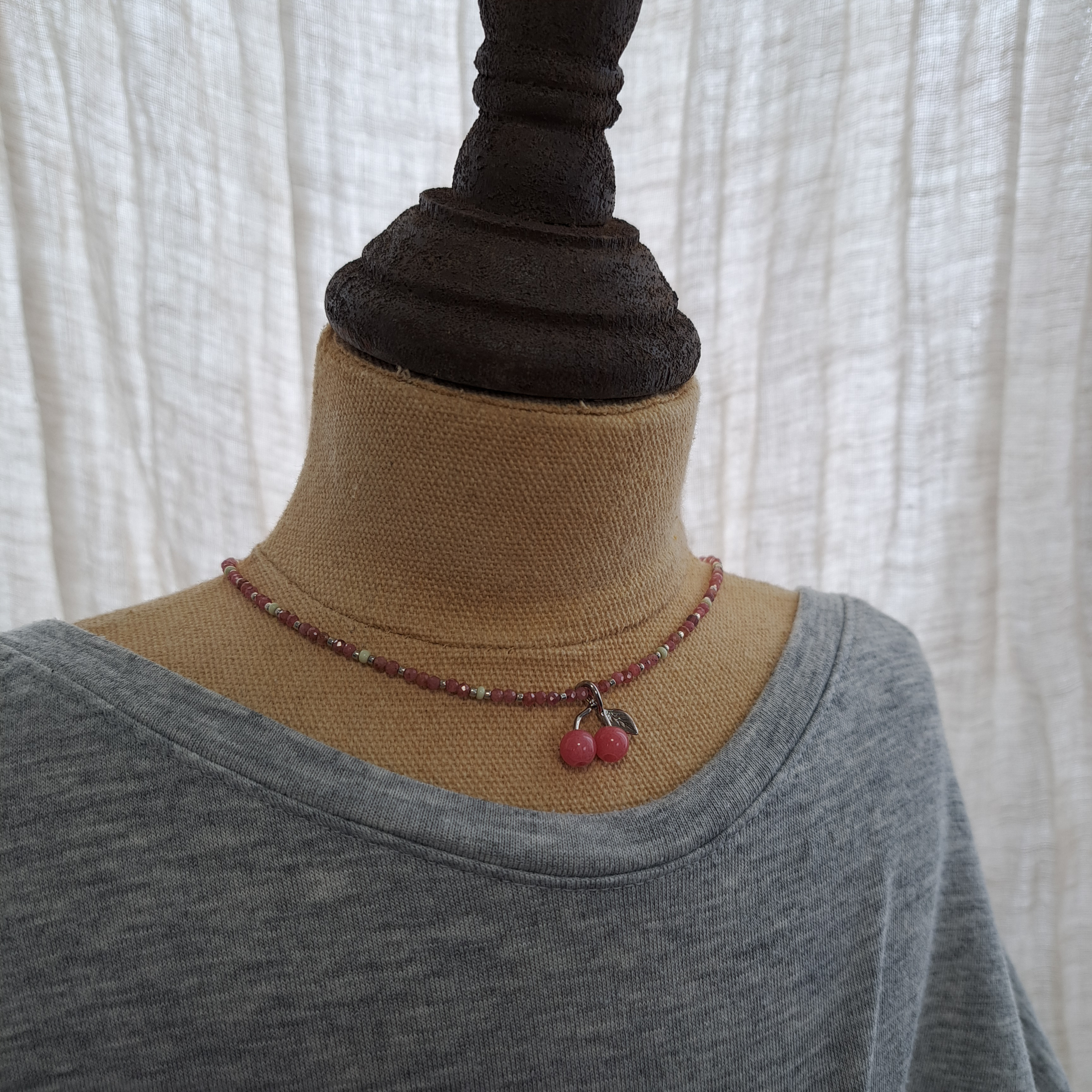 ヴィンテージさくらんぼチャームと　ロードナイトのネックレス