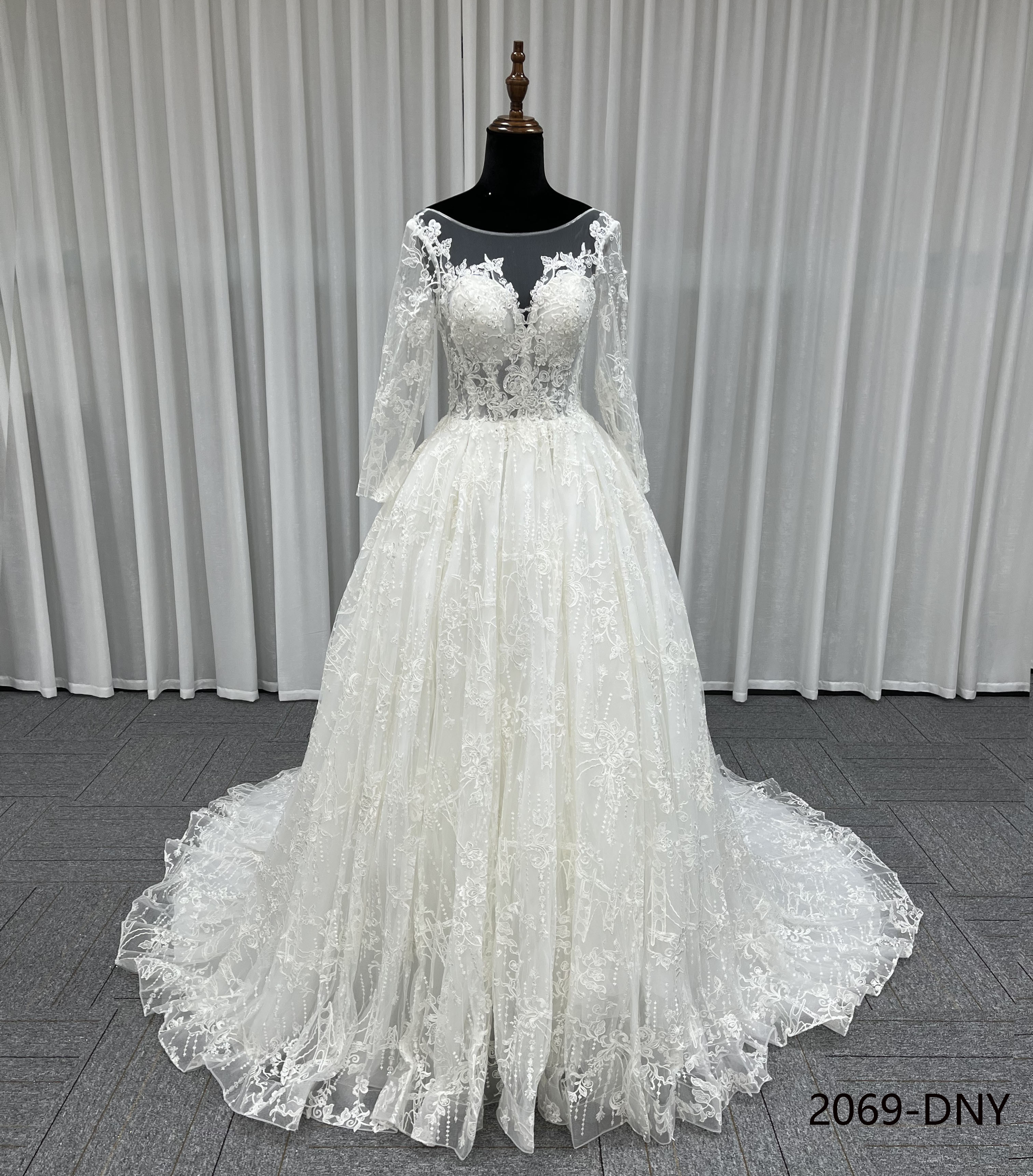 高級感　贅沢なお花総レース　長袖　ホワイト　イリュージョン　可愛い　二次会ドレス　ブライダル　プリンセス　短いトレーン