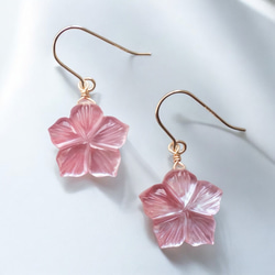 マザーオブパール×ピンククォーツァイトのフラワーカービングピアス