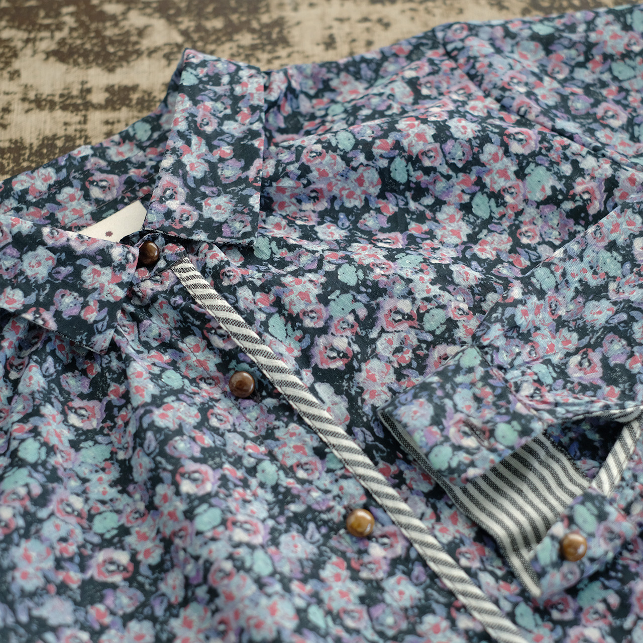 【再販】レトロな春の小花柄♡フローラルボタンダウンシャツ（25s-10）ブルー