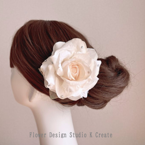 ライトストーンのついたエクリュローズのヘアクリップ フラメンコ