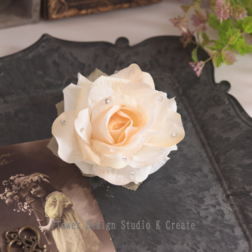 ライトストーンのついたエクリュローズのヘアクリップ フラメンコ