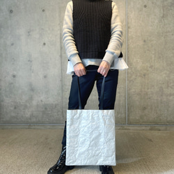 [特殊軽量素材]シワ加工マチなしトート　シルバー  (裏地①ダークパープル②ブライトイエロー③ダークグリーン) 17枚目の画像