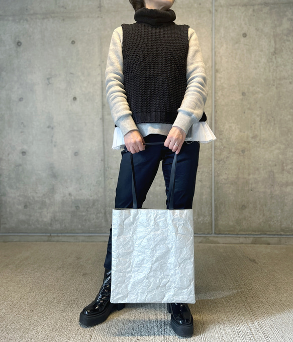 [特殊軽量素材]シワ加工マチなしトート　シルバー  (裏地①ダークパープル②ブライトイエロー③ダークグリーン) 17枚目の画像