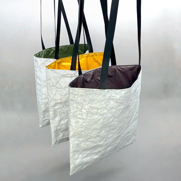 [特殊軽量素材]シワ加工マチなしトート　シルバー  (裏地①ダークパープル②ブライトイエロー③ダークグリーン) 1枚目の画像