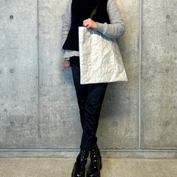 [特殊軽量素材]シワ加工マチなしトート　シルバー  (裏地①ダークパープル②ブライトイエロー③ダークグリーン) 16枚目の画像