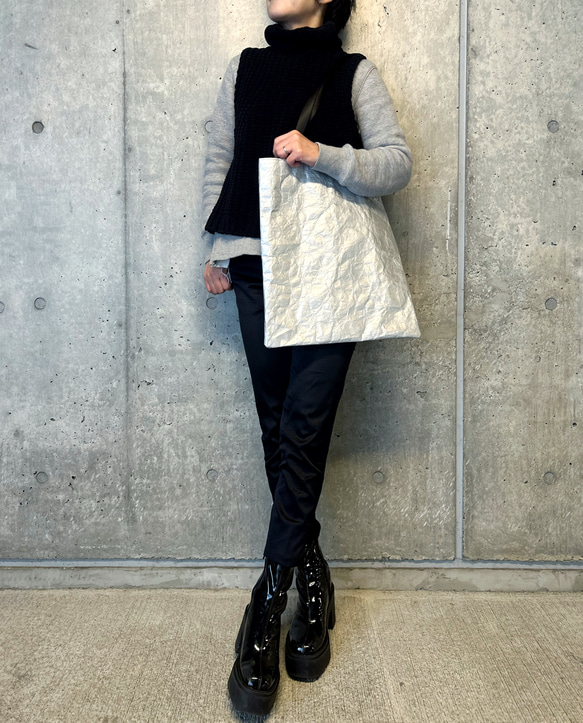 [特殊軽量素材]シワ加工マチなしトート　シルバー  (裏地①ダークパープル②ブライトイエロー③ダークグリーン) 16枚目の画像