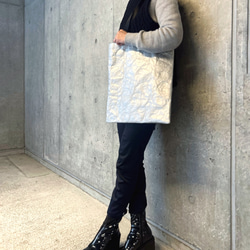 [特殊軽量素材]シワ加工マチなしトート　シルバー  (裏地①ダークパープル②ブライトイエロー③ダークグリーン) 19枚目の画像