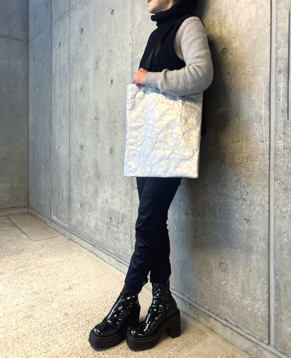 [特殊軽量素材]シワ加工マチなしトート　シルバー  (裏地①ダークパープル②ブライトイエロー③ダークグリーン) 19枚目の画像