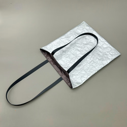 [特殊軽量素材]シワ加工マチなしトート　シルバー  (裏地①ダークパープル②ブライトイエロー③ダークグリーン) 9枚目の画像