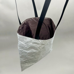 [特殊軽量素材]シワ加工マチなしトート　シルバー  (裏地①ダークパープル②ブライトイエロー③ダークグリーン) 6枚目の画像