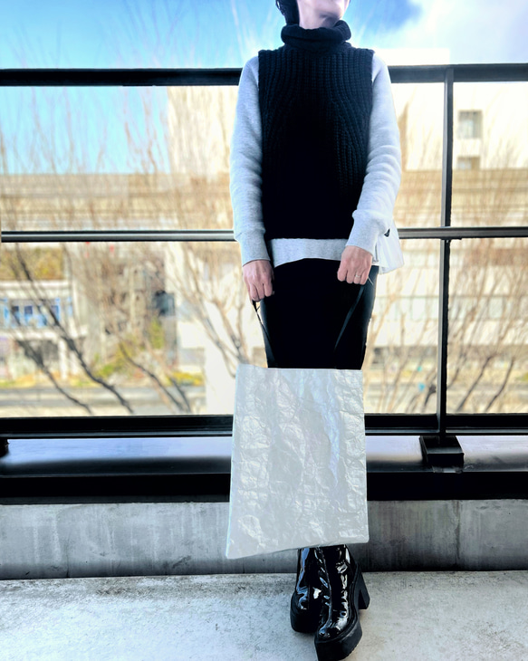 [特殊軽量素材]シワ加工マチなしトート　シルバー  (裏地①ダークパープル②ブライトイエロー③ダークグリーン) 13枚目の画像