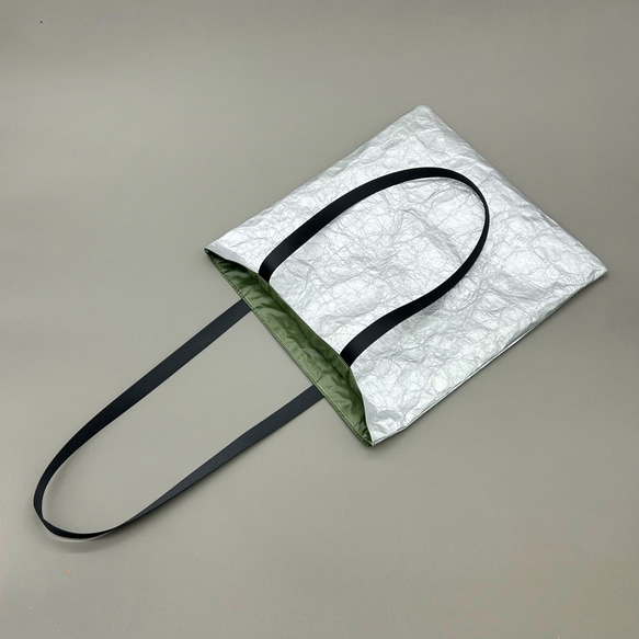 [特殊軽量素材]シワ加工マチなしトート　シルバー  (裏地①ダークパープル②ブライトイエロー③ダークグリーン) 11枚目の画像