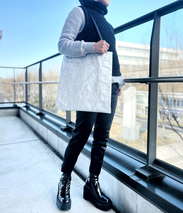 [特殊軽量素材]シワ加工マチなしトート　シルバー  (裏地①ダークパープル②ブライトイエロー③ダークグリーン) 12枚目の画像