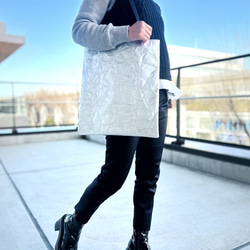 [特殊軽量素材]シワ加工マチなしトート　シルバー  (裏地①ダークパープル②ブライトイエロー③ダークグリーン) 15枚目の画像