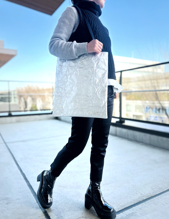 [特殊軽量素材]シワ加工マチなしトート　シルバー  (裏地①ダークパープル②ブライトイエロー③ダークグリーン) 15枚目の画像