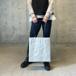 [特殊軽量素材]シワ加工マチなしトート　シルバー  (裏地①ダークパープル②ブライトイエロー③ダークグリーン) 2枚目の画像