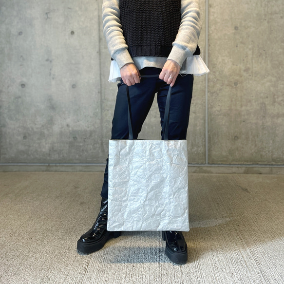 [特殊軽量素材]シワ加工マチなしトート　シルバー  (裏地①ダークパープル②ブライトイエロー③ダークグリーン) 2枚目の画像