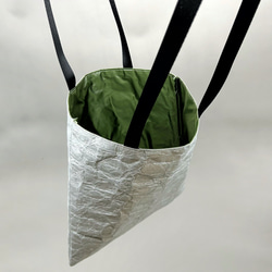 [特殊軽量素材]シワ加工マチなしトート　シルバー  (裏地①ダークパープル②ブライトイエロー③ダークグリーン) 8枚目の画像